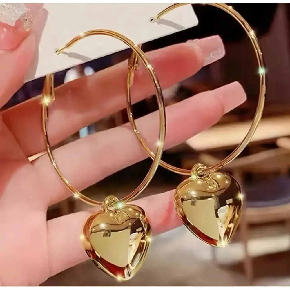 💛 Beautiful goldtone hoops with puffy gold hearts 💛